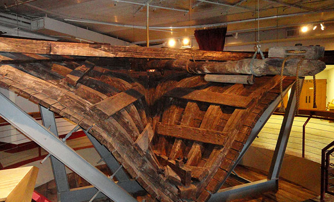 Фермер проверял поле и на глубине 10 метров случайно нашел корабль, который стоял под землей целиком Фермер проверял поле и на глубине 10 метров случайно нашел корабль, который стоял под землей целиком Культура