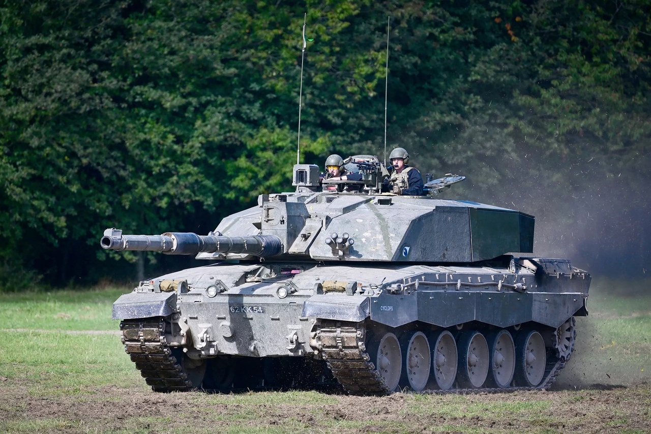 Стало известно, когда танки Challenger 2 будут переброшены на Украину оружие