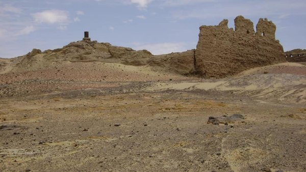 Карьер Хатнуб и развалины строений рядом (фото с сайта IFAO )