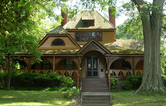 «Гнездо Рена» — бывший дом Харриса в Атланте, а сегодня — Музей Дядюшки Римуса.