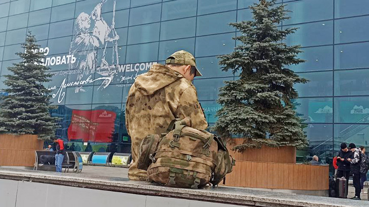 "ЗАКОПАЛИ ЖИВЬЁМ, ЧТОБЫ ОСТАНОВИТЬ РУССКИЕ ТАНКИ": МОБИЛИЗОВАННЫЕ РАССКАЗАЛИ, ЧТО ВИДЕЛИ НА ФРОНТЕ