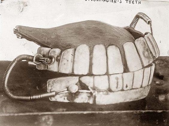Протезы Джорджа Вашингтона, выполнены из кости слона и бегемота, с золотыми пружинами интересное, прошлое, стоматологи, ужас, факты