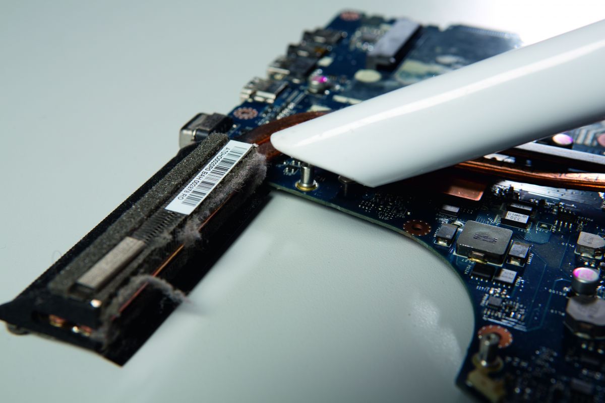 Как почистить ноутбук от пыли самостоятельно: пошаговая инструкция Как почистить ноутбук от пыли самостоятельно: пошаговая инструкция ноутбуки,технологии