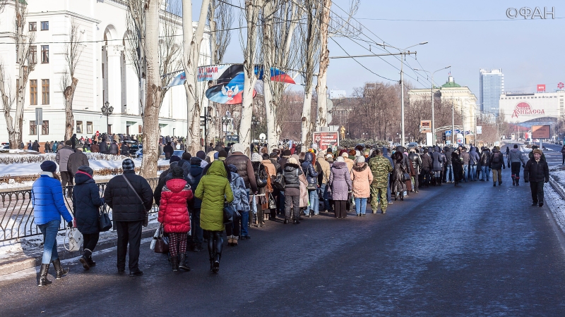 Очередь в «Донбасс Оперу», где проходило прощание, растянулась на полкилометра.