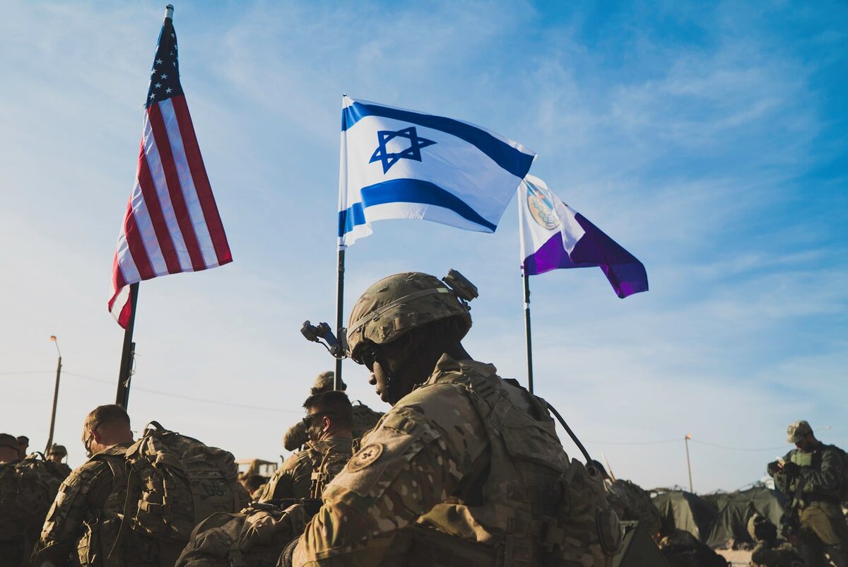 Пентагон разворачивает военный контингент на Ближнем Востоке. Официально заявляется о 900 морских пехотинцев, которые пару часов назад высадились в Израиле.