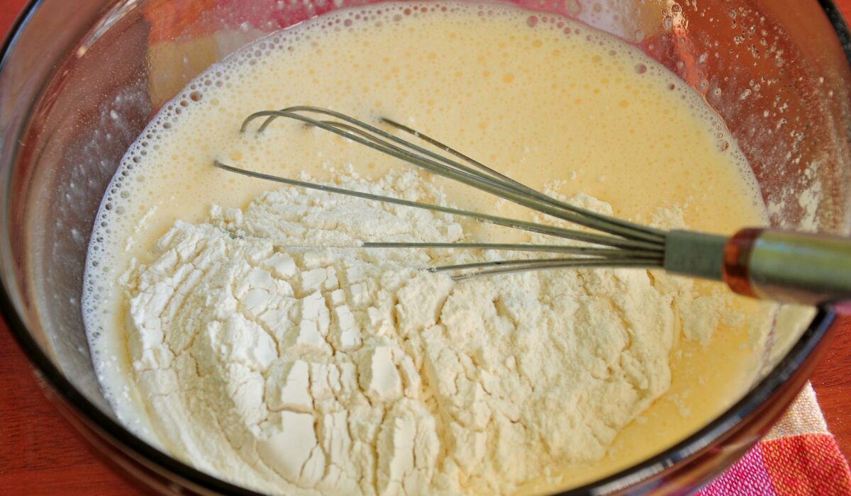 Для особого случая: готовим итальянский маковый торт молоко, посуде, перемешайте, отдельной, ванильного, массу, нужно, сахарной, сахара, белки, немного, смесь, смешайте, сливочное, Потом, смесьВ, вновь, маком, влейте, разрыхлитель