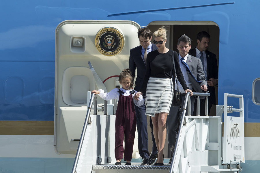 Трампы во время визита президента во Флориду, самолет президента.png