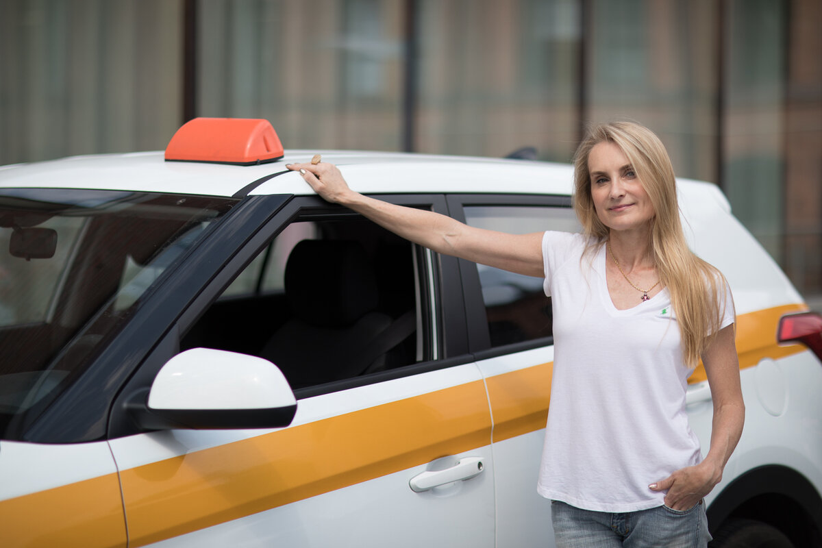 Katrinka taxi. Девушка таксист. Красивые женщины водители. Девушка водитель такси. Девушка таксистка.