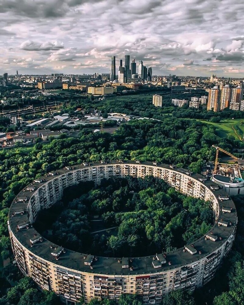 Дом-бублик - памятник советского брутализма брутализма, Советские, Восточной, конструкции, городах, войны, мировой, Второй, формы, должны, зданий, особенно, строения, социалистического, здания, построены, подобных, архитекторов, утверждению, летних