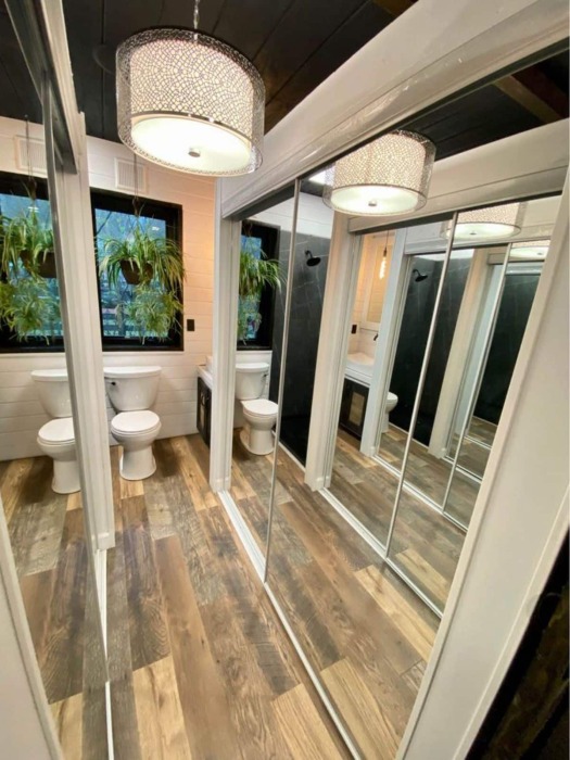 Обилие зеркал делает пространство завораживающим (гардеробная со встроенными шкафами. | Фото: itinyhouses.com.