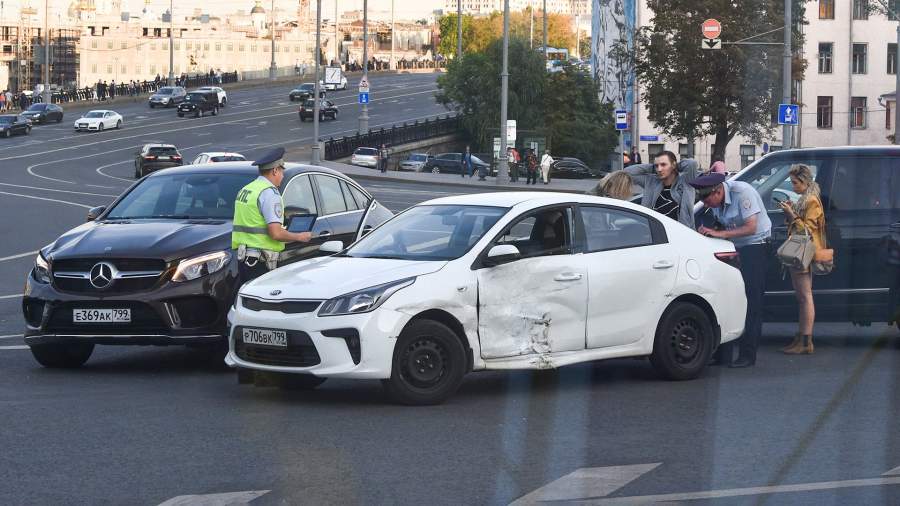 На Крестовском путепроводе в Москве столкнулись несколько автомобилей
