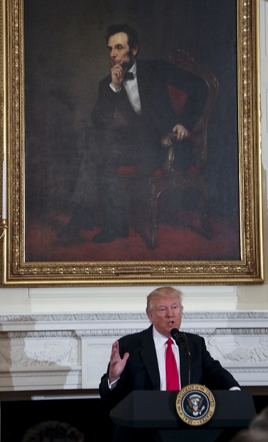 Фото. Дональду Трампу предстоит борьба команды предыдущего президента и тех сил, которые за ними стоят © AUDE GUERRUCCI | GLOBALLOOKPRESS.COM