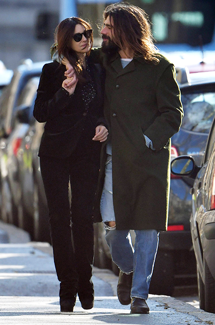 Моника Беллуччи и Николас Лефевр на свидании в Версале: новые фото пары Моника Беллуччи и Николас Лефевр на свидании в Версале: новые фото пары Звездные пары