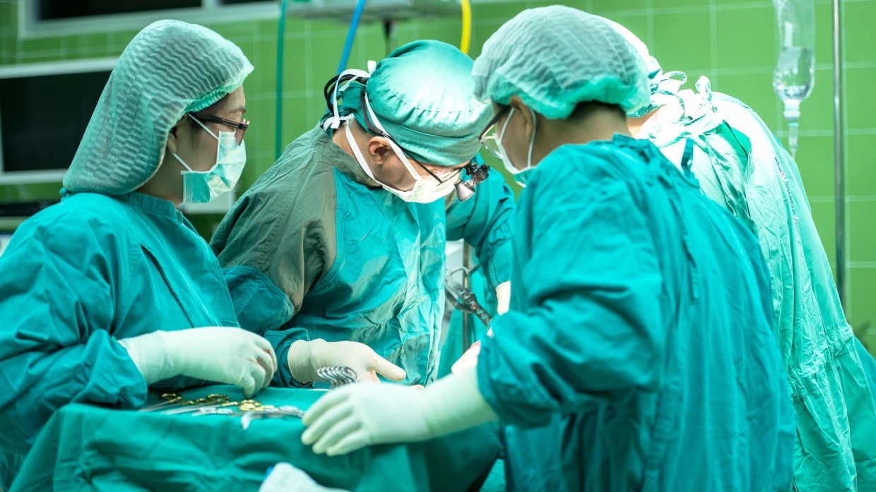 Астраханские врачи спасли пациентку с девятисантиметровой опухолью в груди
