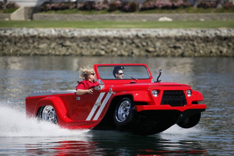 Амфибия Panther – первый WaterCar, который будет предложен общественности, он был создан командой WaterCar, состоящей из ведущих дизайнеров и техников с Завода Fountain Valley Bodyworks, одного из самых крупных в Калифорнии.