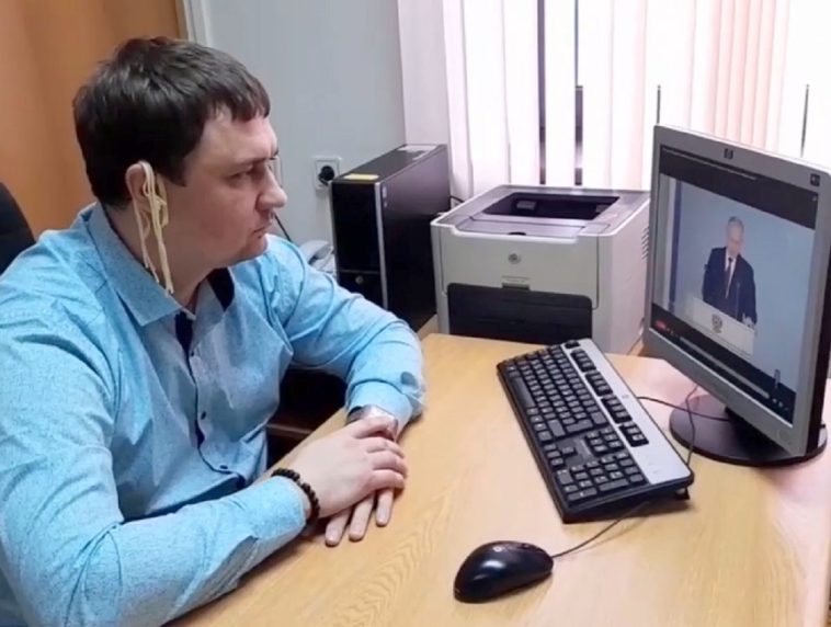 Самарский депутат от КПРФ, слушающий Путина с лапшой на ушах, вызвал скандал (ВИДЕО)