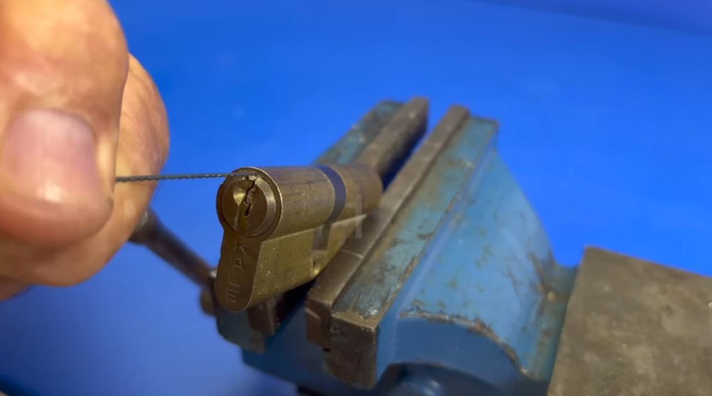 7 способов как достать сломанный ключ из замка