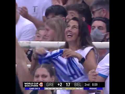 Яннис эффектно вколотил сверху в матче за Грецию