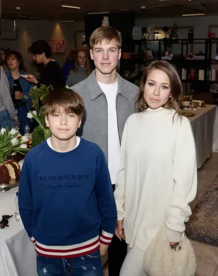 Виктория Шелягова (с куличом за 100 тысяч рублей), Юлия Барановская, Диана Манасир и Кристина Потупчик посетили пасхальный обед Дениса, Барановская, Дарина, Среди, СимачёваКулич, Шелягова, Виктория, Вчера, обедНакануне, обедПасхальный, СимачёваПасхальный, АлексееваКулич, Заболотный, АрхангельскаяИнга, БерманЕвгений, показали, ПотупчикНаталия, АлексееваКристина, ЖидковскийЮлия, МанасирАлексей