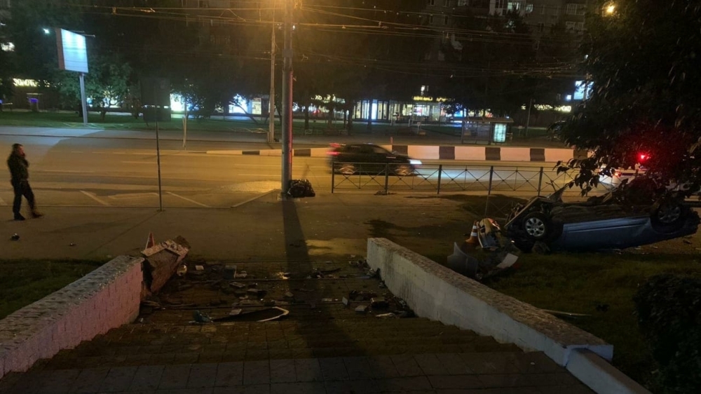 Пьяный водитель перевернулся после ДТП и едва не погубил двух женщин в Новосибирске Пьяный водитель перевернулся после ДТП и едва не погубил двух женщин в Новосибирске Происшествия