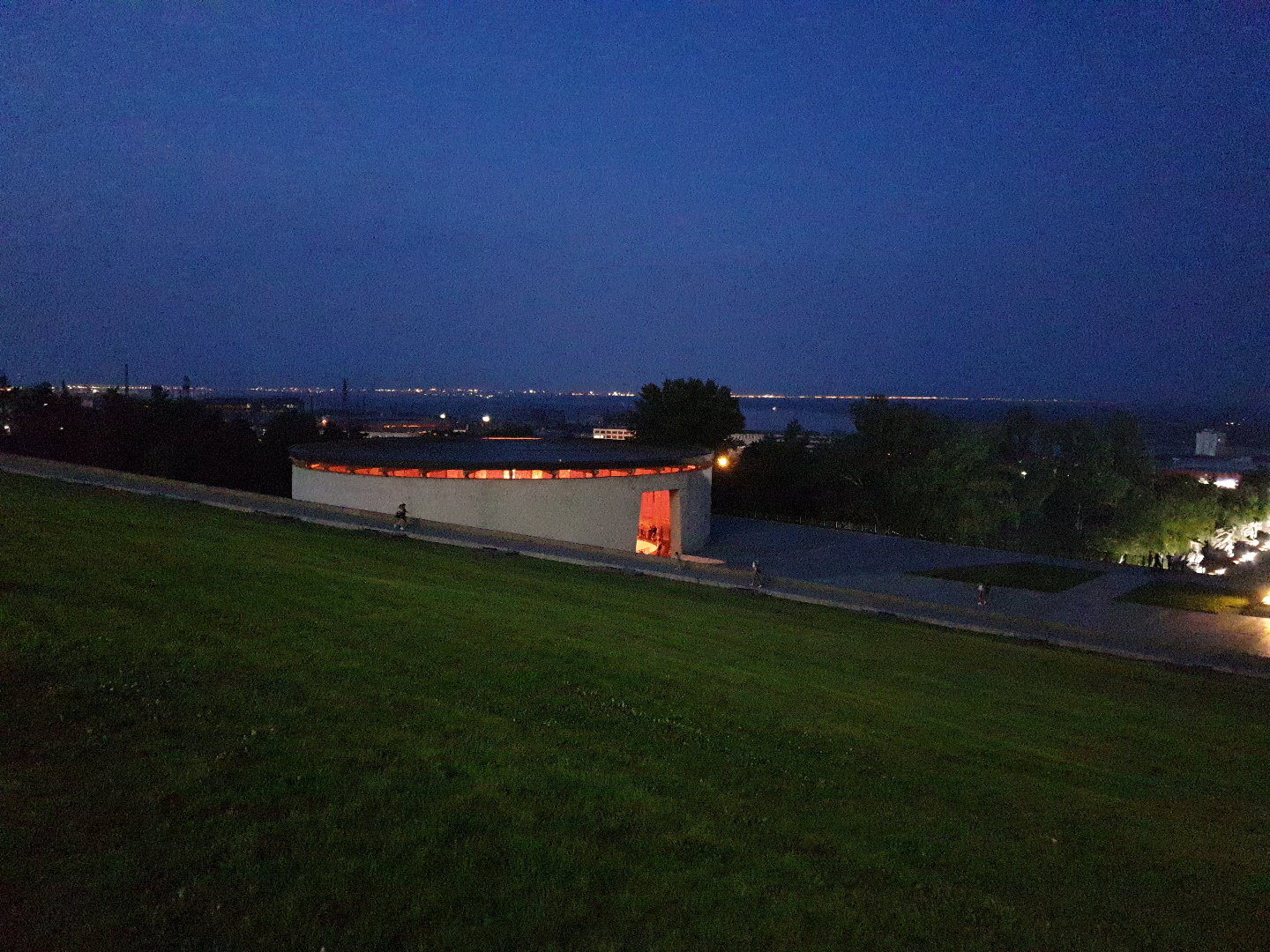 Мамаев курган ночью Мамаев курган ночью