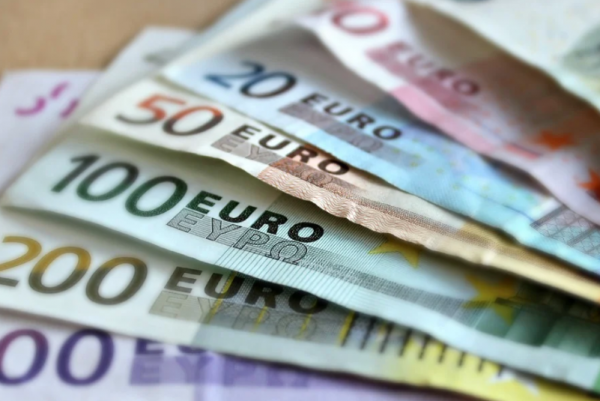 В Минфине призвали россиян переходить с доллара на евро