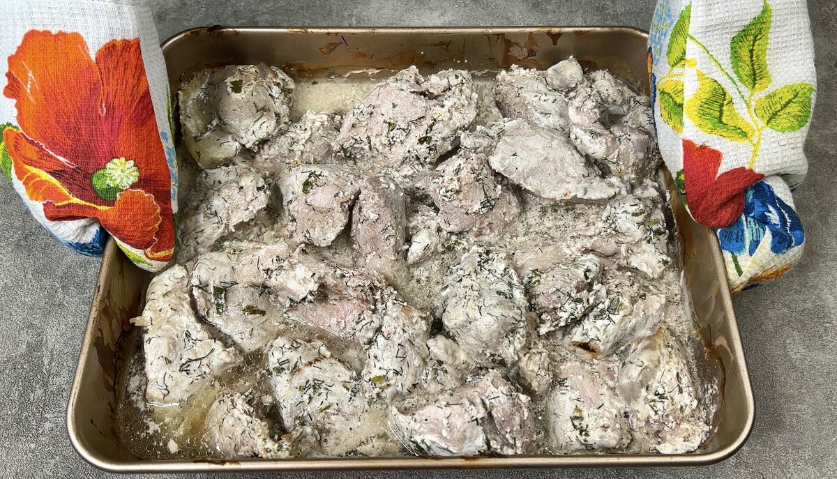 На фото мясо сразу после того, как была убрана фольга. Листайте фото
