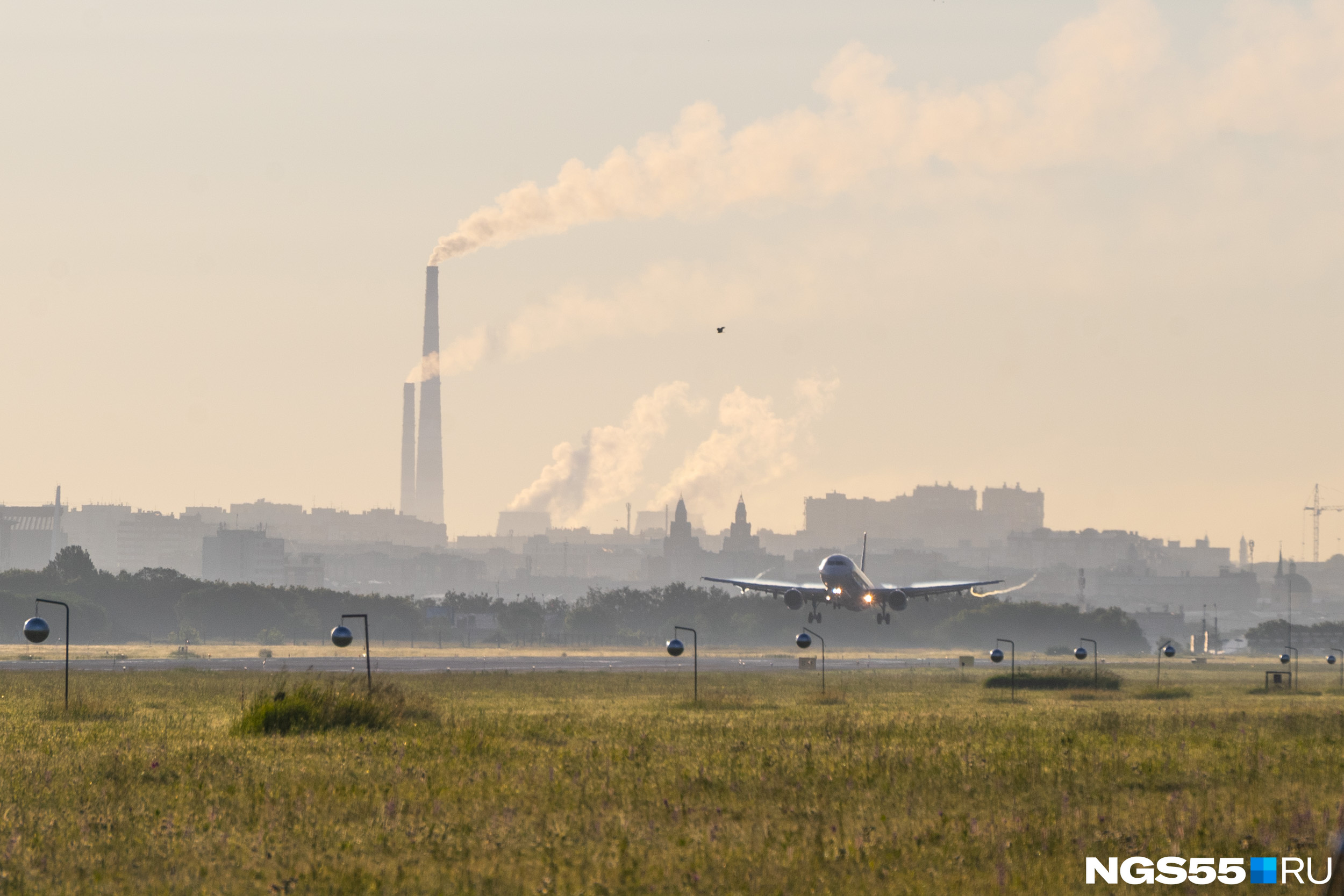 В омском аэропорту сели четыре самолета, летевшие в Новосибирск