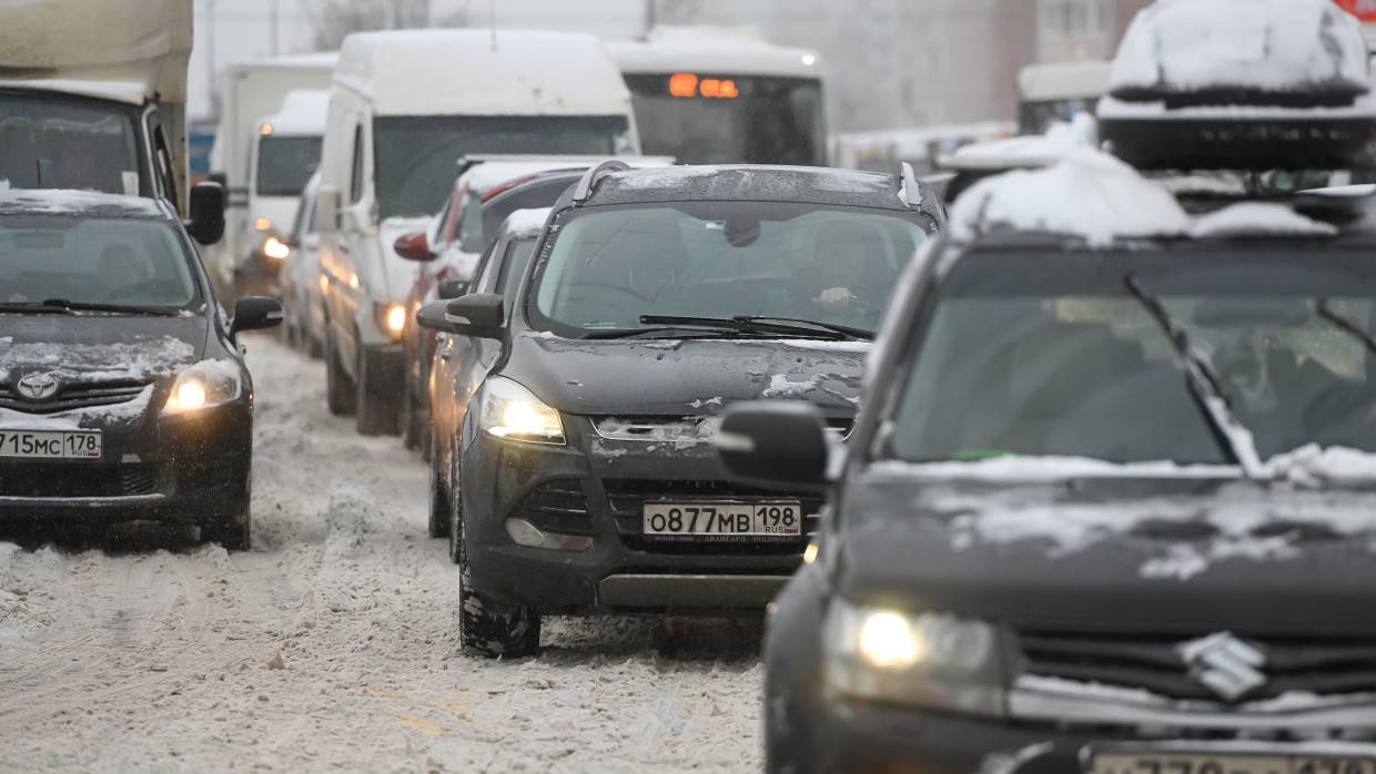 Снежный коллапс заточил жителей Петербурга в семибалльных пробках