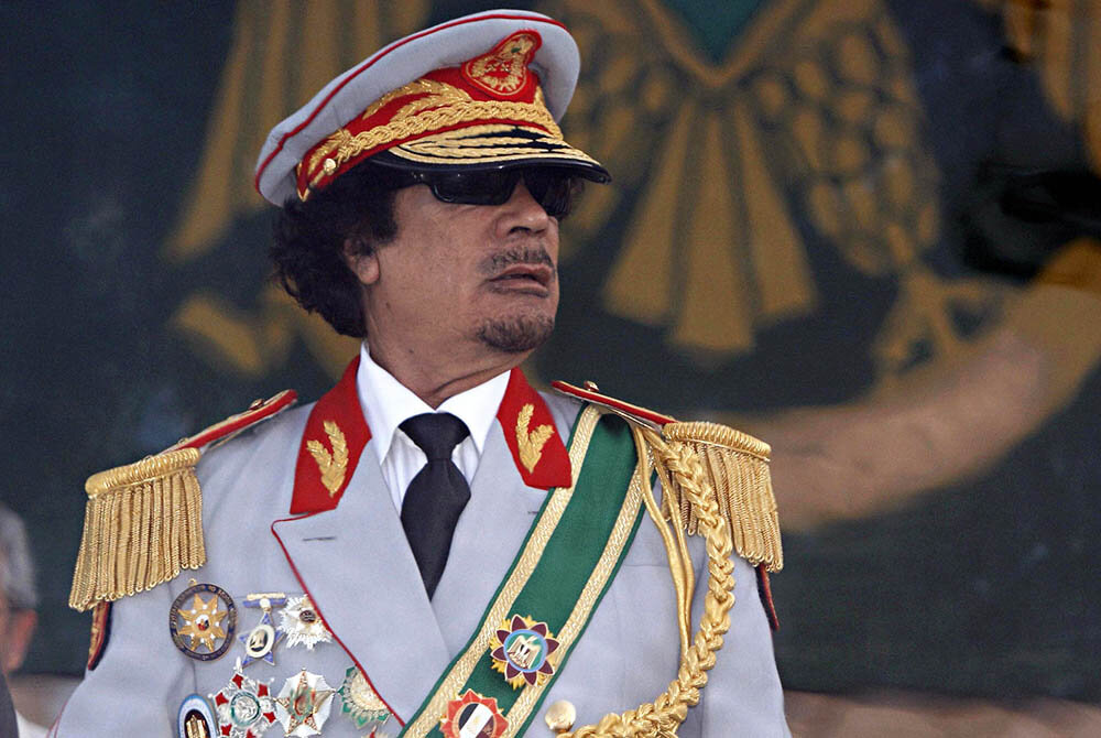 Муаммар Каддафи в официальном костюме