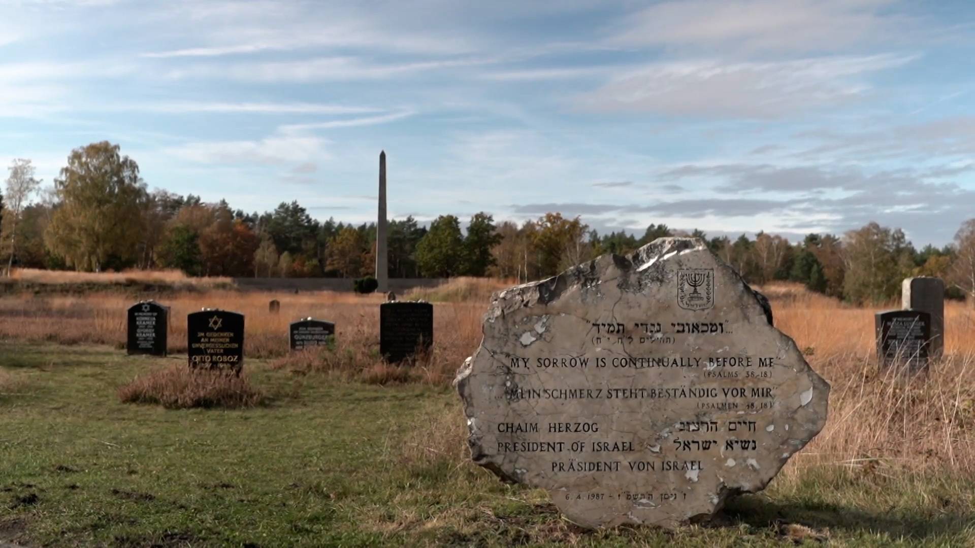 Бывшие узники концлагеря Берген-Бельзен посетили мемориал жертвам Холокоста