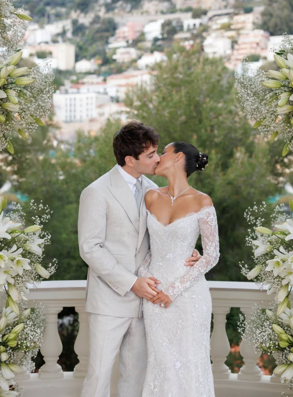 Как выходят замуж в Монако: гонщик «Формулы-1» Шарль Леклер женился Шарль, Александра, Леклер, Ferrari, «Формулы1», невеста, своей, пилот, только, платье, белом, пилота, соцсетях, карьеру, плечами, костюм, кадры, своим, который, после