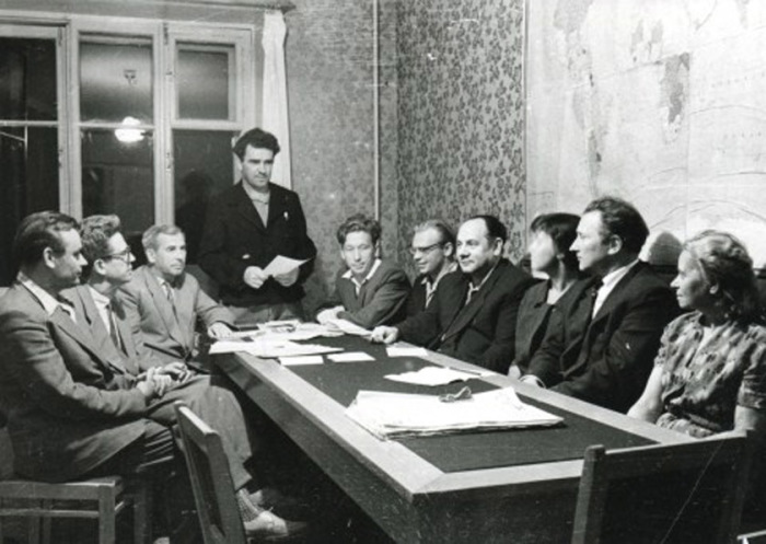 Партийные собрания времен СССР и выговоры для провинившихся