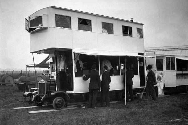 Клиенты покупают легкие закуски в передвижном баре на автобусе, 1933 год авто, мото, ретро