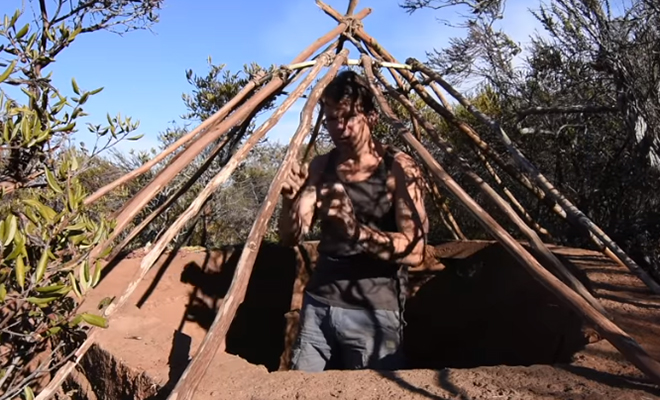 Мужчина перебрался на необитаемый остров и год жил как Робинзон. С собой он взял только камеру Мужчина перебрался на необитаемый остров и год жил как Робинзон. С собой он взял только камеру Культура