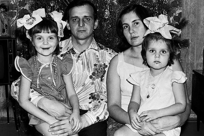 Ольга Шелест с младшей сестрой и родителями.