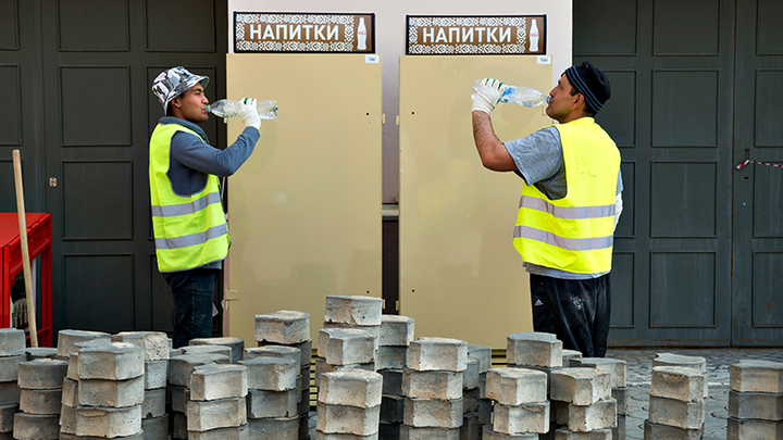 "Амнистию" миллионам нелегалов в России продлили. А дальше как?