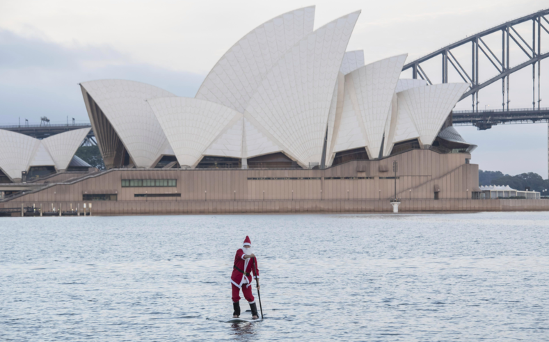 Санта-Клаус на серфе: фото о том, насколько безумно и круто проходит Новый год в Австралии СантаКлауса, серфингистов, очень, устраивают, несколько, проходит, с Рождеством, сразу, акции, интересные, проводят, в Австралии, годомЕще, и Новым, выходит, и поздравляет, на берег, потом, на серфе, трюков