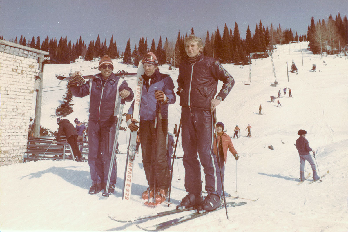 1983 год. Таштагол. Нижняя станция канатки ВЛ-1000 на горе Буланже. На фото слева Чеботаев В.А., справа Гредин И.Е.