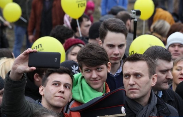 Дети на митинге навального. Навальнята. Толпа митинг. Школьники навальнята. Фанаты Навального.