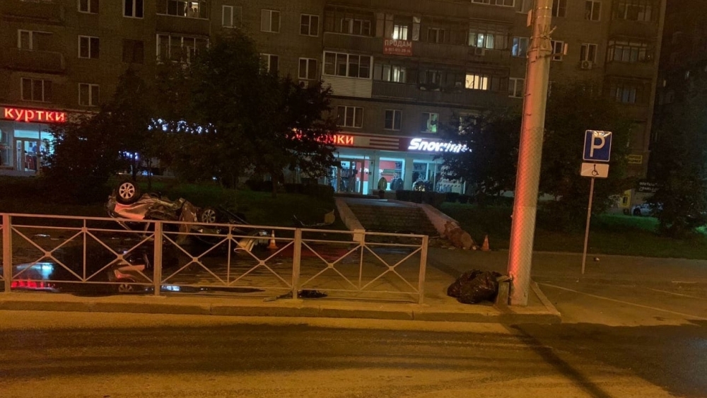 Пьяный водитель перевернулся после ДТП и едва не погубил двух женщин в Новосибирске