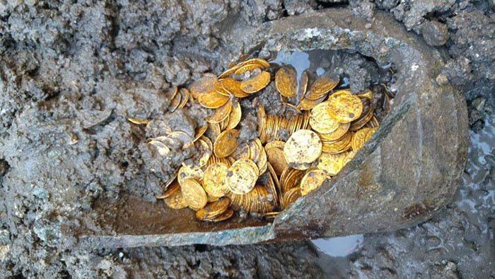 В амфоре было найдено три сотни монет.