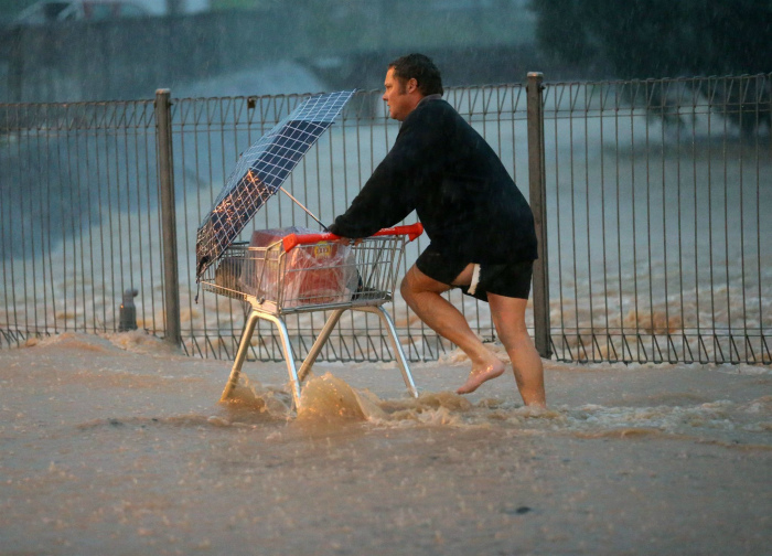 Высокая влажность. Очень высокая. Примерно по колено! | Фото: Imgur.