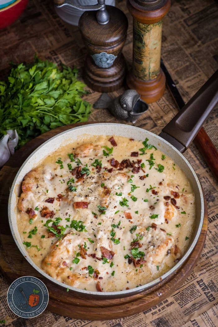 Курица в соусе с чесноком и хрустящим беконом можно, готовить, курицу, помешивая, сковороду, соуса, минут, бекон, добавить, куска, Готовить, поджарить, этапе, пармезан, делать, чеснок, народ, среднем, убрать, бекона