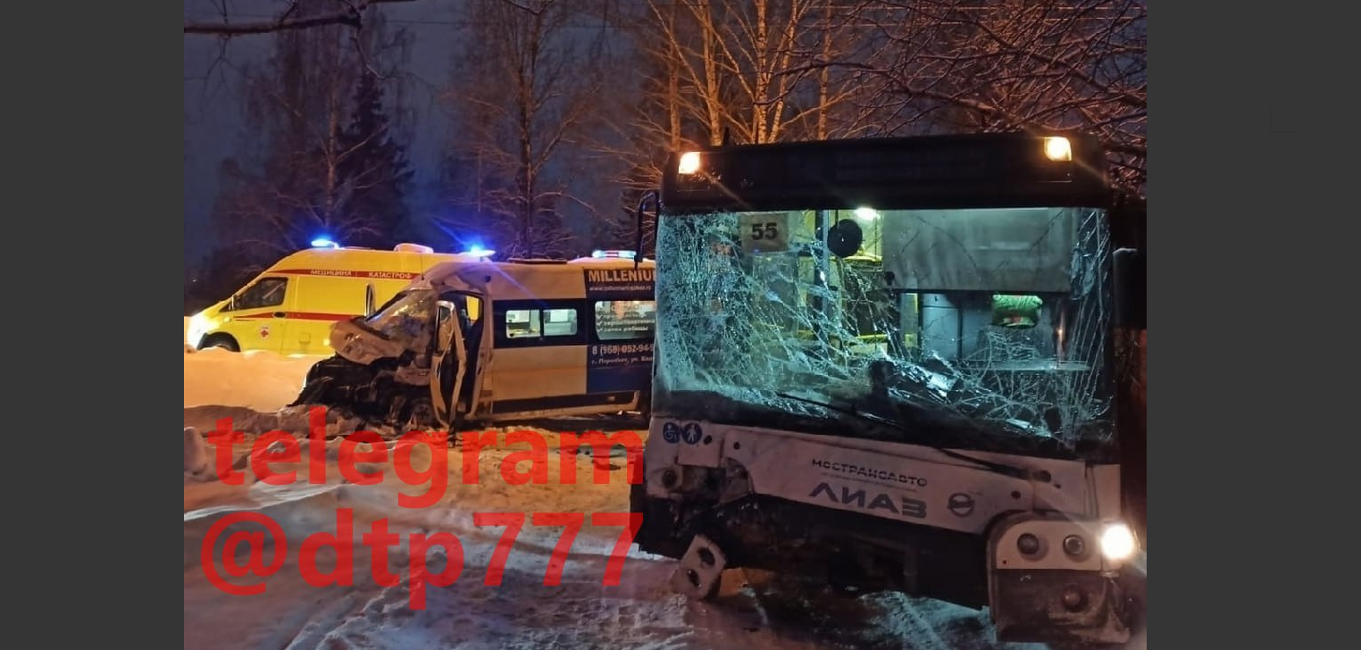 Автобус и маршрутка в лоб столкнулись в Сергиевом Посаде