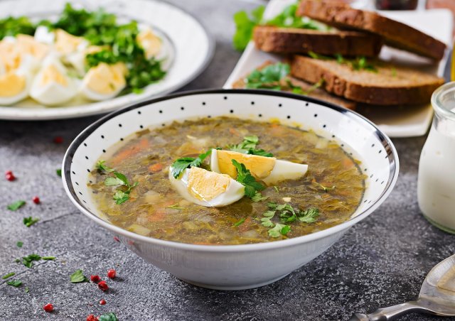 Летние щи: с капустой, с крапивой, со щавелем и другими вкусностями Летние щи: с капустой, с крапивой, со щавелем и другими вкусностями промойте, нарежьте, минут, добавьте, мелко, затем, специи, хорошо, бульон, зелень, очистите, морковь, Варите, влейте, массу, shutterstockcom, снимите, кипения, сковороду, можно