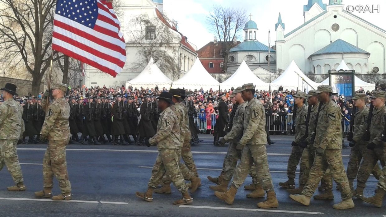 Русские как раз таки в Латвию не пришли, а вот американцы со своей разношерстной НАТО — тут как тут: и военные учения устраивают, и в парадах участвуют