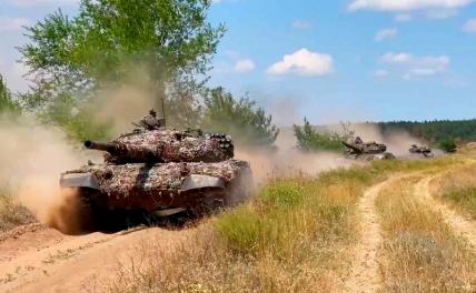 На фото: боевая работа танков Т-72 в ходе специальной военной операции.