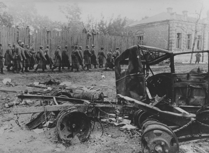 Колонна советских военнопленных.