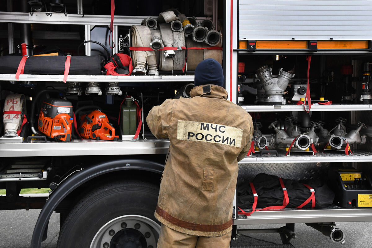 Пожарные ликвидировали открытое горение в производственном здании в Подмосковье